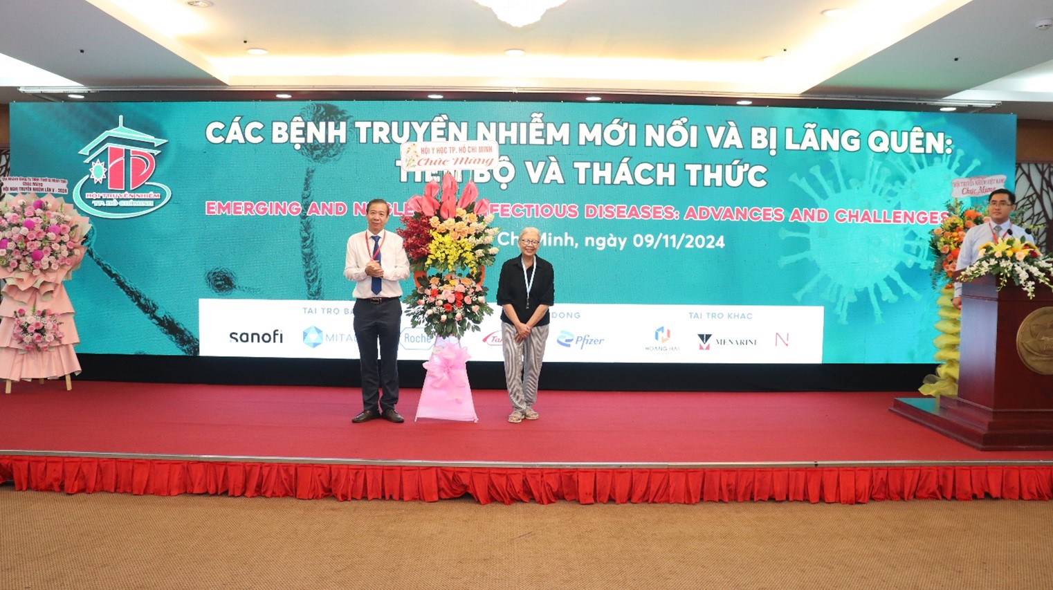 PGS TS Nguyễn Thy Khuê, Phó Chủ tịch Hội Y Học TPHCM tặng hoa chúc mừng Hội nghị